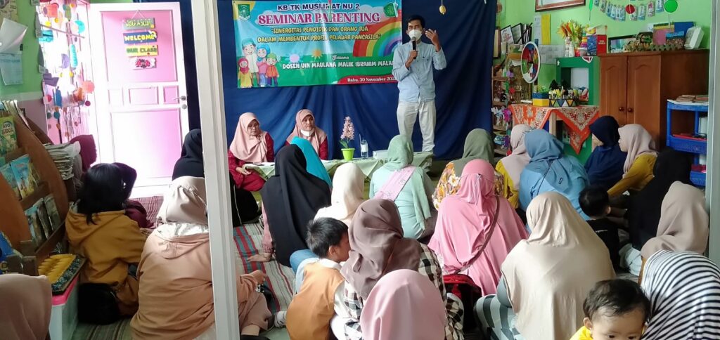 Akhmad Mukhlis saat memberikan sesi parenting