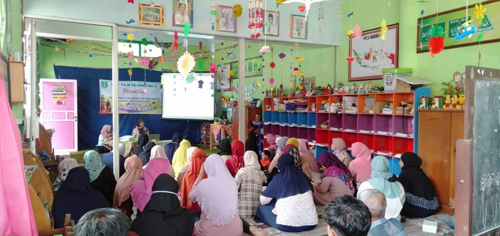 Dessy Putri Wahyuningtyas saat mengisi kelas parenting